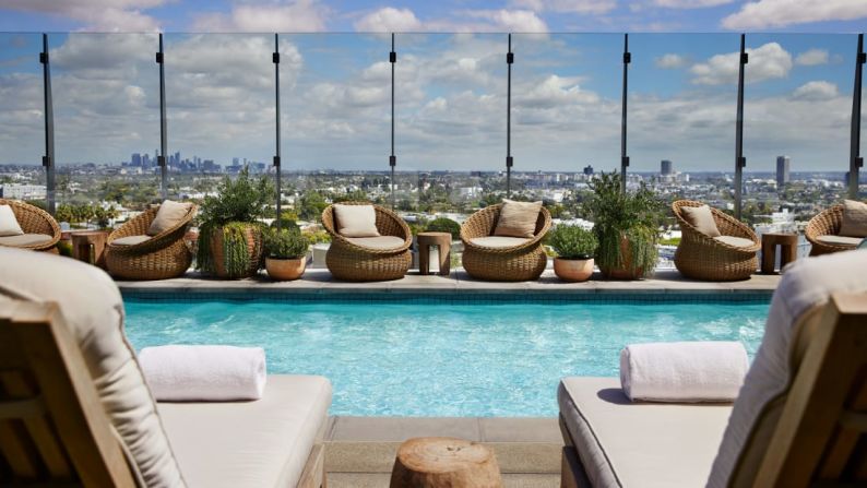 1 West Hollywood — La piscina rodeada de cabañas de este nuevo hotel es un santuario de calma y tranquilidad en lo alto de las ajetreadas calles de Los Ángeles.