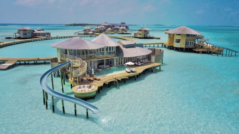 Soneva Jani, Maldivas — Las villas del Soneva Jani, lo último en resorts sobre el agua, están equipadas con piscinas infinitas privadas y toboganes.