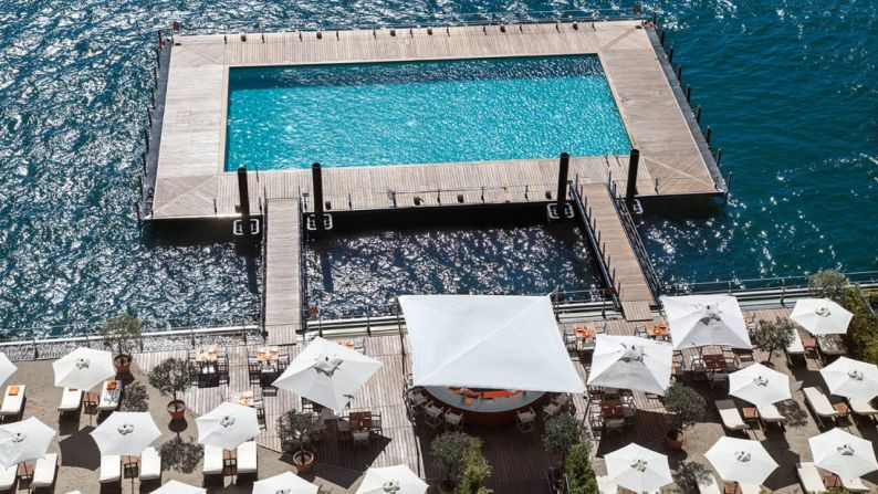 Hotel Grand Tremezzo, Lago de Como, Italia — Una piscina en la cima del lago de Como es una nueva forma de nadar y tomar el sol.