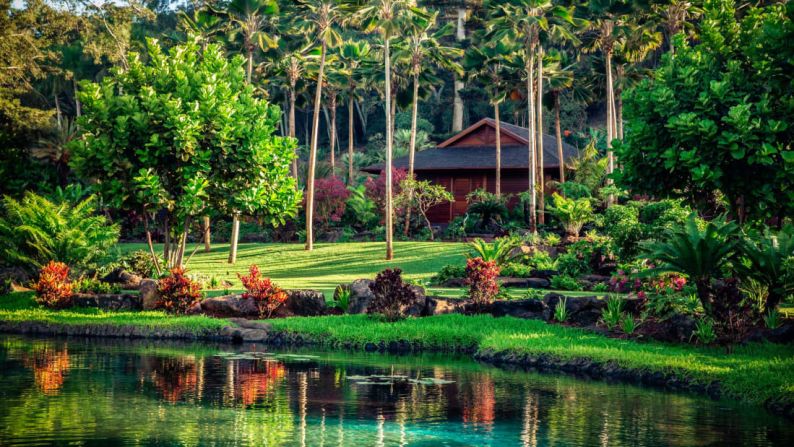 Sensei Lanai, Hawái — Las cabañas privadas del spa están dispersas entre el exuberante follaje en Sensei Lanai.