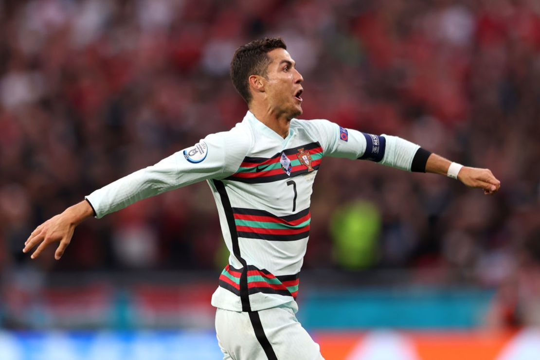 Cristiano Ronaldo celebra uno de sus dos goles en el debut frente a Hungría.