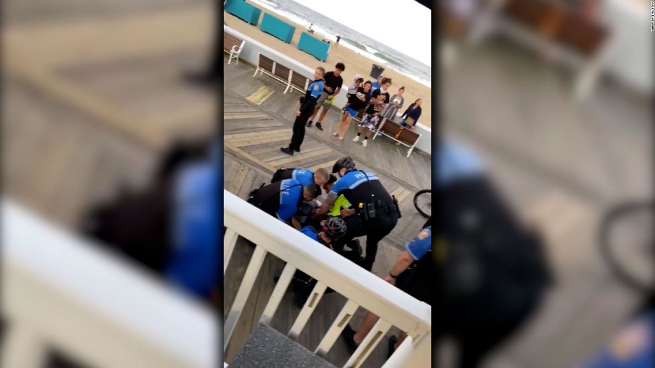 CNNE 1015316 - policia usa pistola electrica contra un joven por fumar