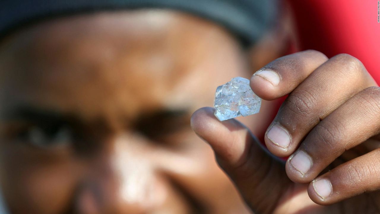 CNNE 1015368 - buscan fortuna tras hallazgo de piedras en sudafrica