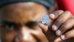 CNNE 1015368 - buscan fortuna tras hallazgo de piedras en sudafrica