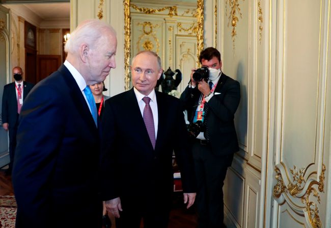 Biden y Putin antes de la primera reunión. El presidente de Estados Unidos aseguró que su "agenda no es contra Rusia ni contra nadie".