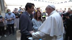 CNNE 1015663 - la inusual pregunta del papa francisco a egan bernal