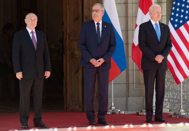 Putin y Biden junto al presidente de Suiza, Guy Parmelin, quien fue el anfitrión de la cumbre realizada en Ginebra.