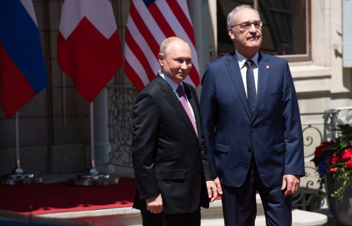 Putin al ser recibido por el presidente de Suiza, Guy Parmelin. El mandatario de Rusia dijo que no hubo invitación de Biden para visitar la Casa Blanca.