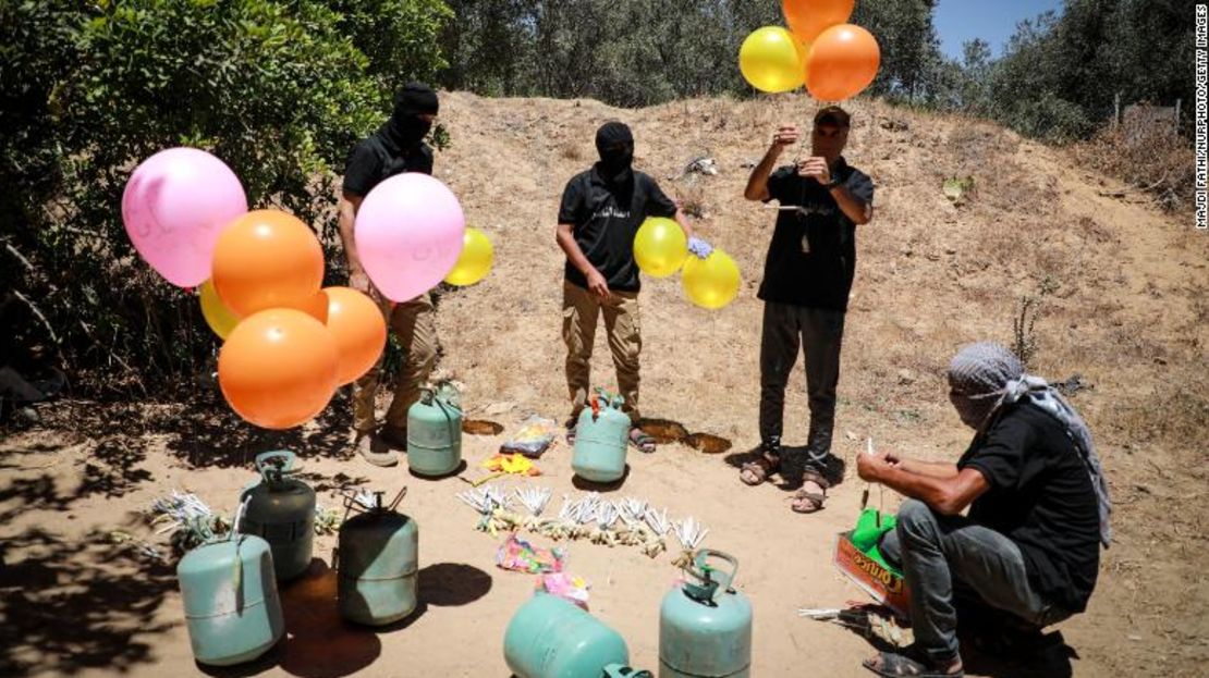 Militantes al este de la ciudad de Gaza preparan globos incendiarios para lanzarlos a través de la valla fronteriza hacia Israel el miércoles.