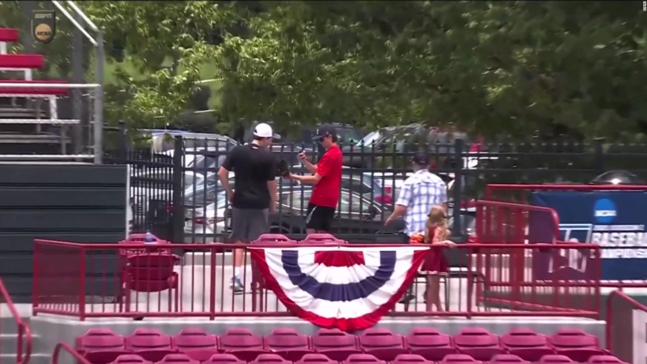 CNNE 1015986 - realiza increible "selfie-atrapada" en juego de beisbol