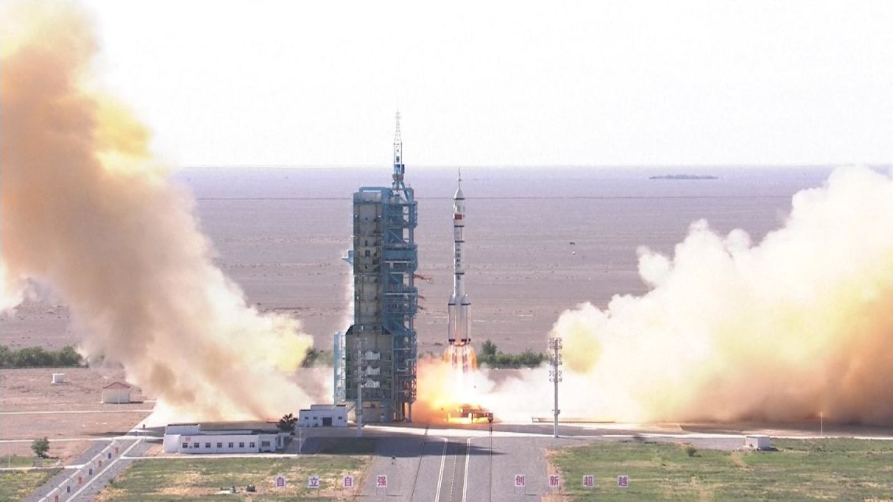 CNNE 1016098 - china envia primeros astronautas a nueva estacion espacial