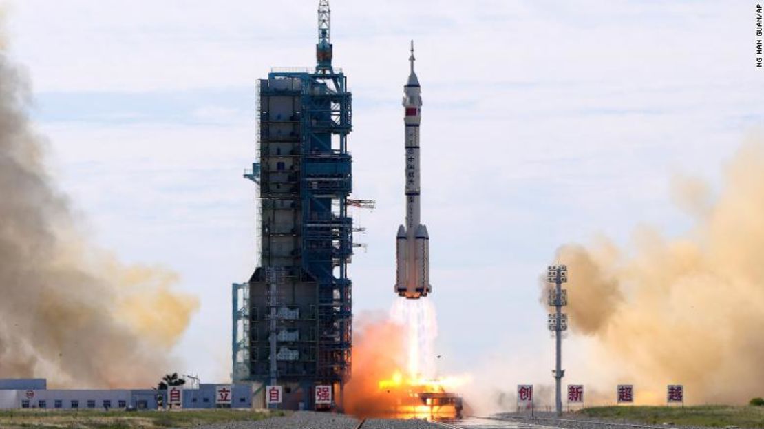 Un cohete Long March-2F que transporta a una tripulación de astronautas chinos en una nave espacial Shenzhou-12 despega en el Centro de Lanzamiento de Satélites de Jiuquan en Jiuquan, noroeste de China, el 17 de junio de 2021.