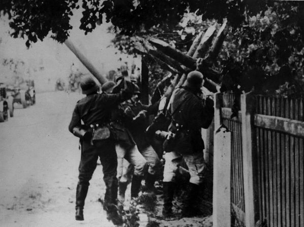 Tropas alemanas retiran un obstáculo en la frontera entre Polonia la Unión Soviético.