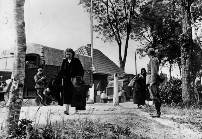 Tropas alemanas forzando a civiles soviéticos a abandonar sus hogares.