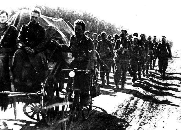 Una columna de soldados alemanes marchan en Rusia.