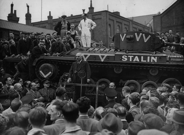 El embajador soviético en el Reino Unido, Ivan Maisky, agradece la fabricación de un tanque bautizado "Stalin" y que fue enviado a Rusia para asistir en la defensa en 1941.