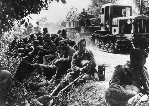 Soldados alemanes exhaustos descansan al borde del camino en 1941.