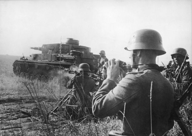 Tanques y soldados alemanes atacando posiciones soviéticas en 1941.