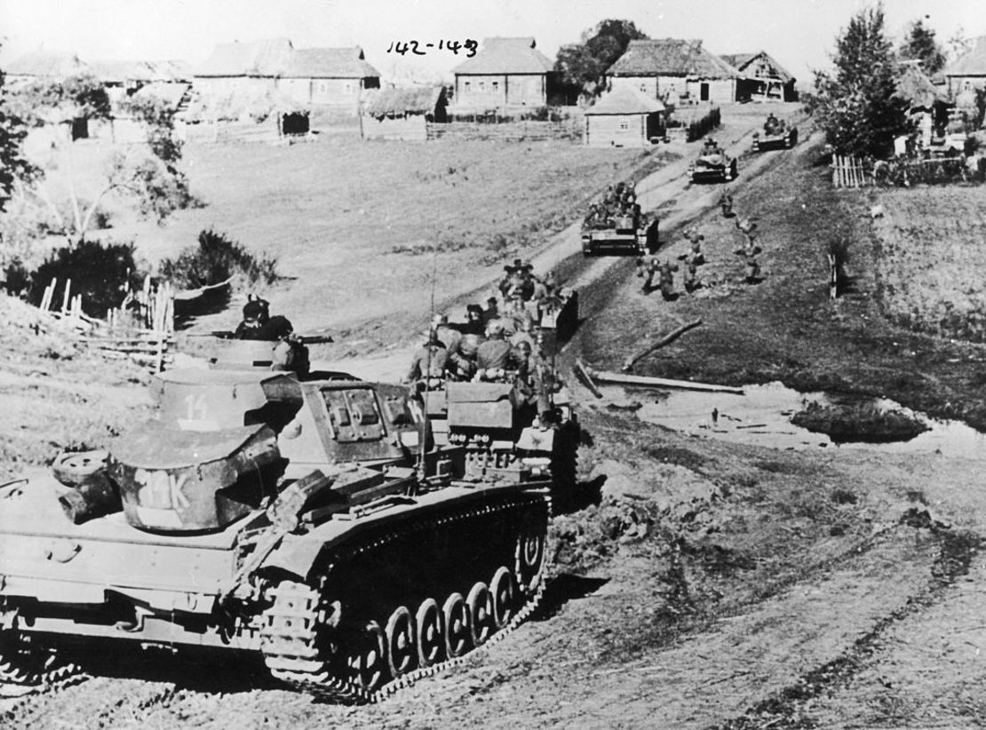 Tanques alemanes avanzan sobre una aldea soviética el 29 de octubre de 1941.