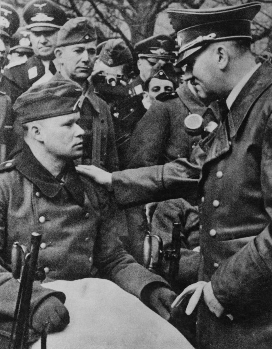 El dictador nazi Adolf Hitler saluda a un soldado herido durante la "Operación Barbarroja"