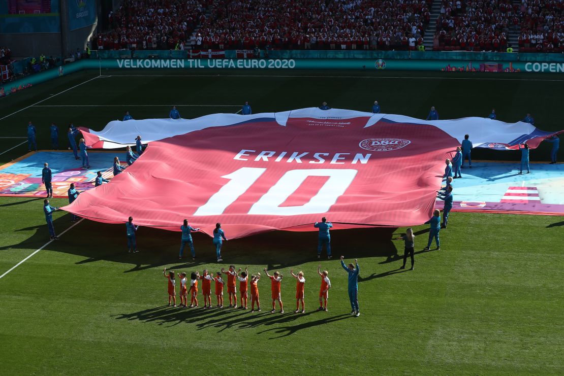 Camiseta de Eriksen para homenajearlo antes del partido entre Dinamarca y Bélgica.