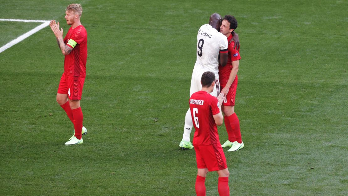 El delantero belga Romelu Lukaku abraza a sus rivales daneses en el homenaje. El futbolista de Bélgica es compañero de Eriksen en el Inter de Milán.