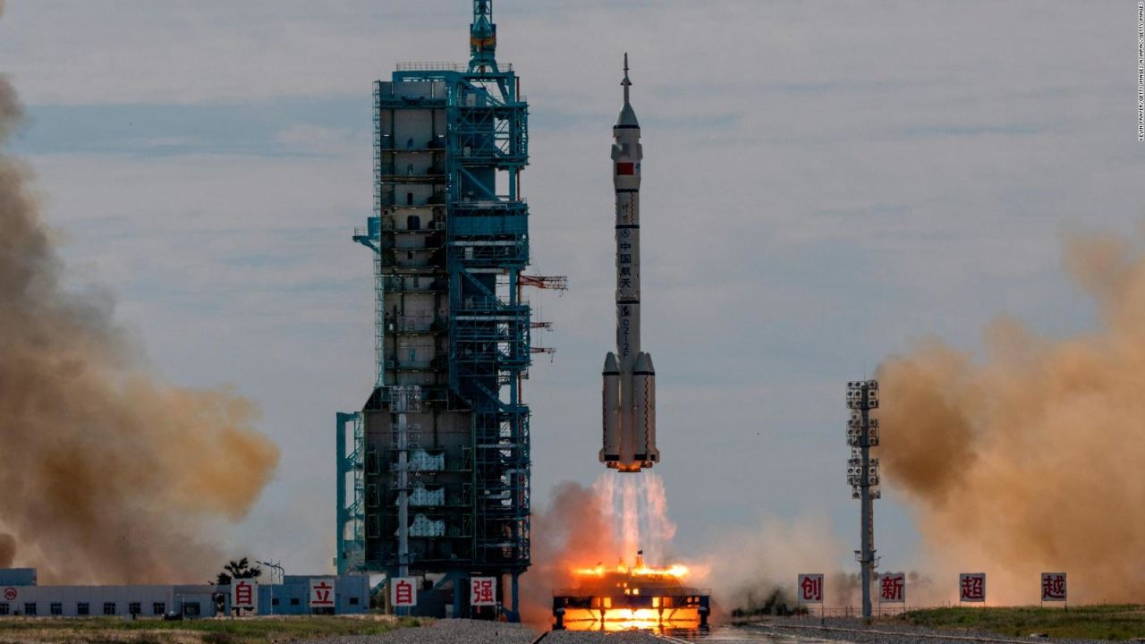 CNNE 1016545 - astronautas chinos llegan a la estacion espacial