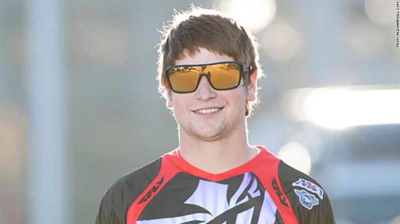 El temerario Alex Harvill murió el jueves 17 de junio mientras practicaba para romper un récord mundial de salto de rampa en motocicleta, dijeron funcionarios en el estado de Washington. Tenía 28 años.