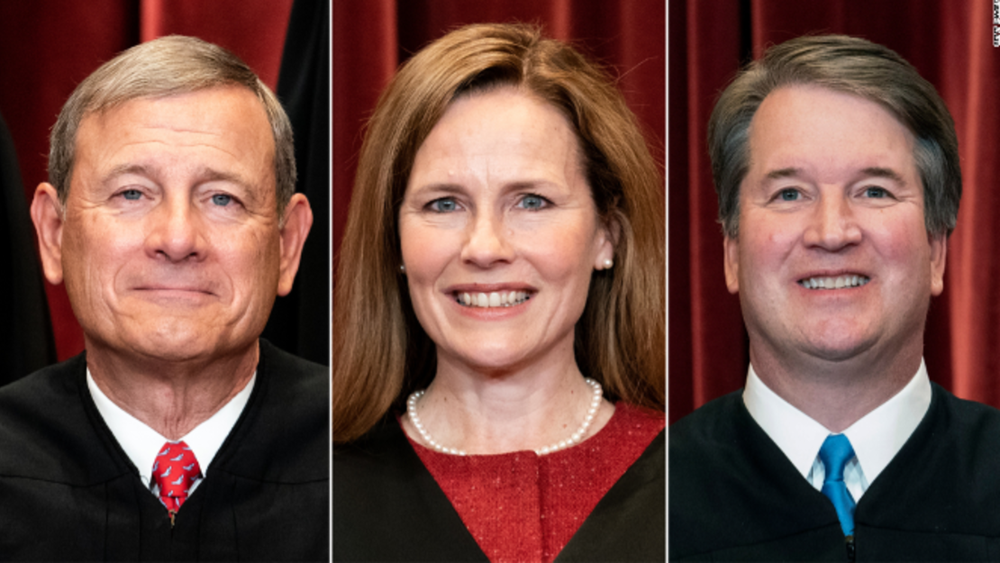 El presidente del Tribunal Supremo John Roberts, junto a los jueces Amy Coney Barrett y Brett Kavanaugh.