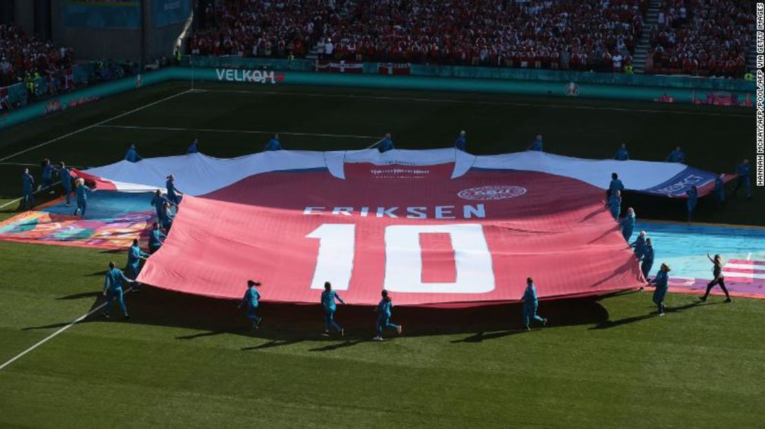 Exhiben una camiseta gigante del centrocampista danés Christian Eriksen este jueves.