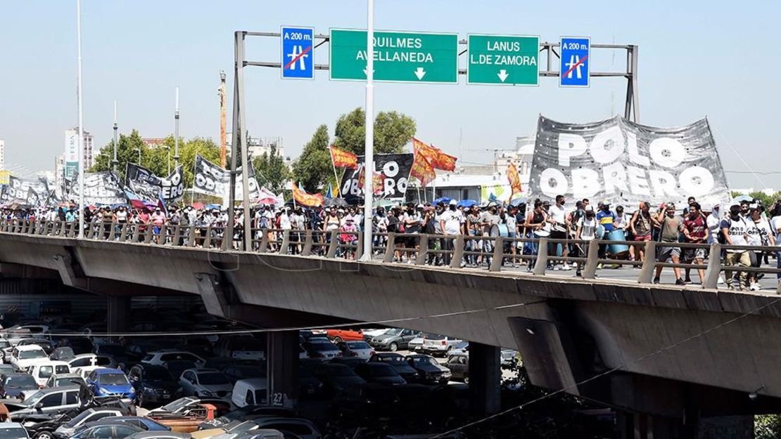 Organizaciones sociales desarrollaron este viernes protestas con cortes parciales en el centro porteño. (Foto Telam).