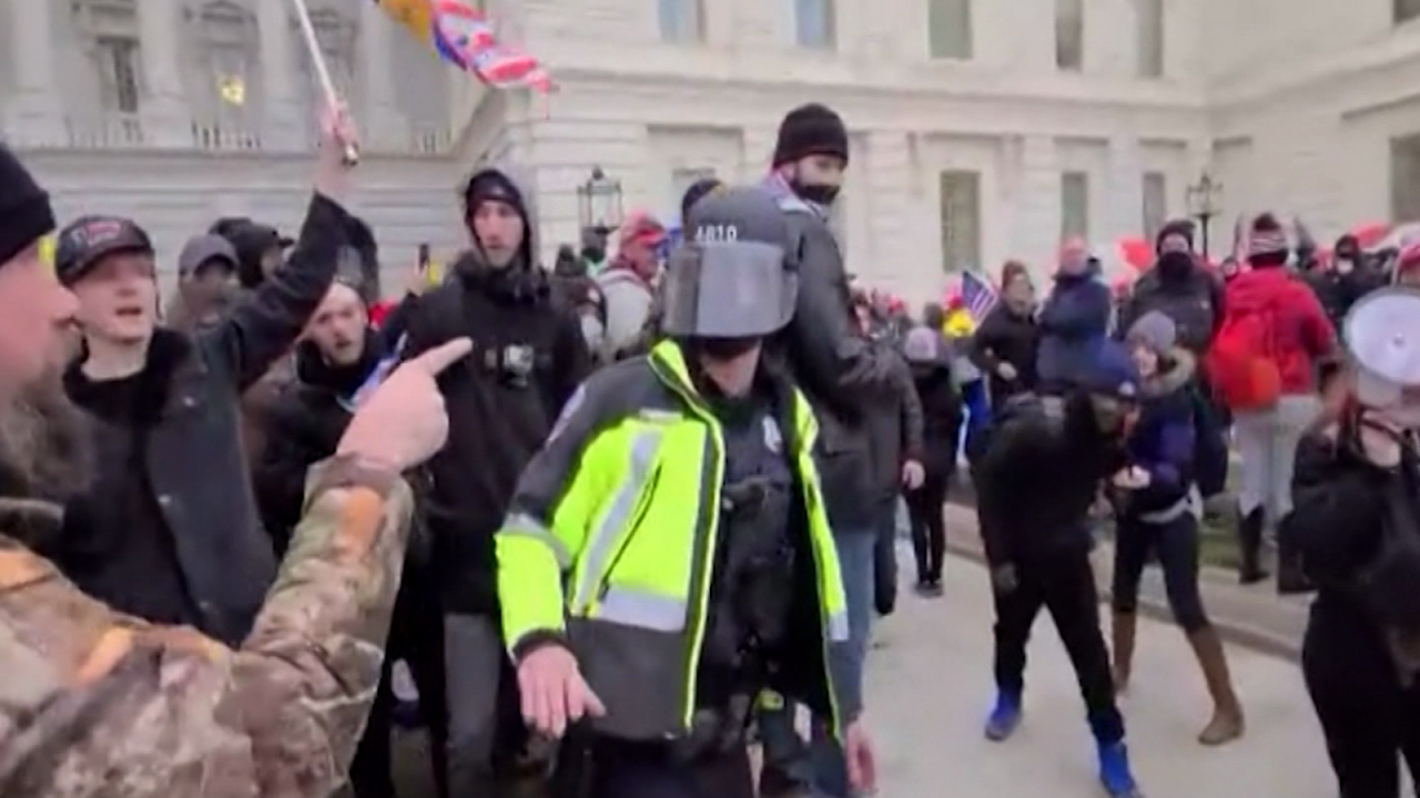 CNNE 1017465 - mire los golpes a policias el 6 de enero en el capitolio