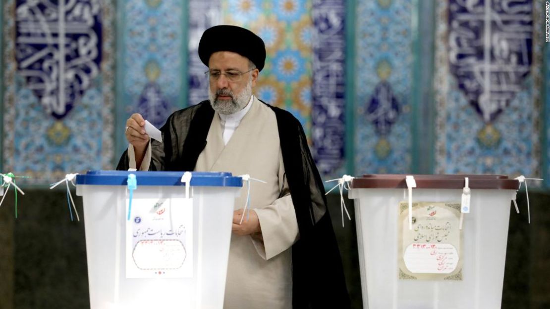 Raisi, el favorito, pidió a todos los iraníes que acudieran a las urnas "para resolver los problemas".