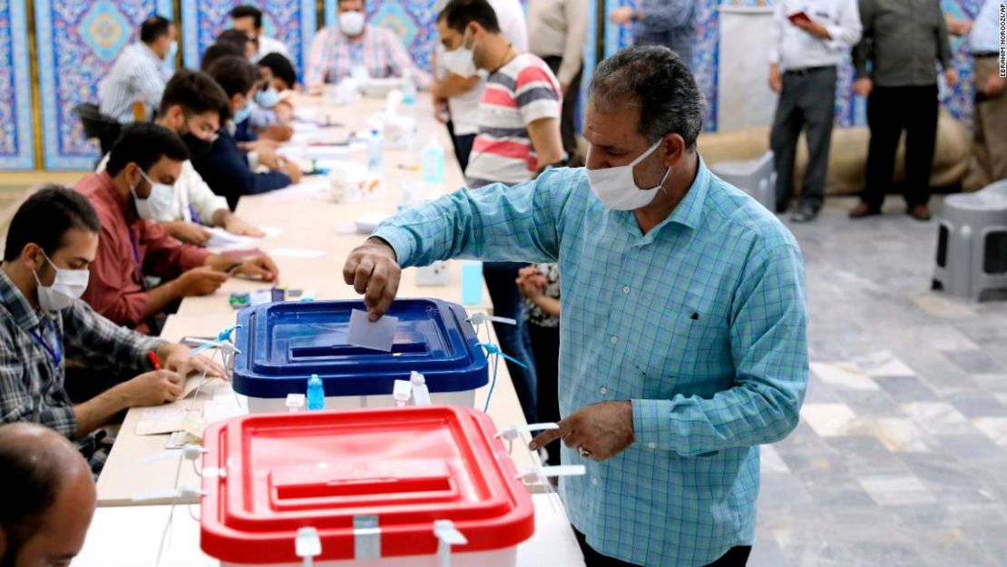 Un votante deposita su voto en un colegio electoral en Teherán el viernes.