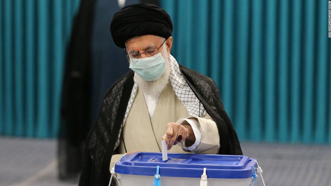 Khamenei emitió su voto el viernes y pidió a los iraníes que acudieran a las urnas.