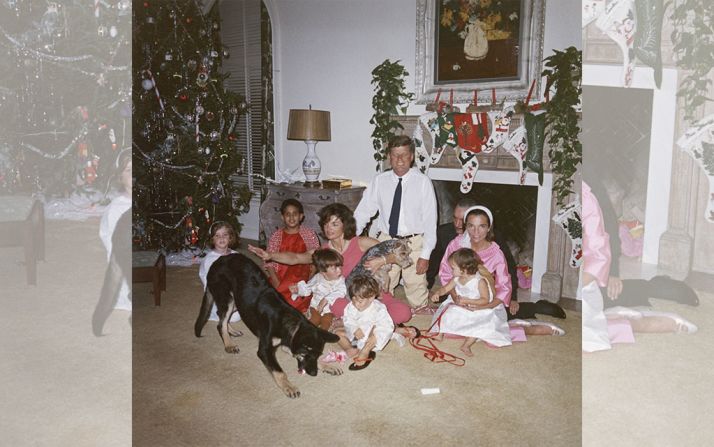 John F. Kennedy (1961 – 1963) y la primera dama Jacqueline Kennedy posan con su familia y los perros de la familia Clipper y Charlie el día de Navidad en la Casa Blanca el 25 de diciembre de 1962. Crédito: Biblioteca John F. Kennedy / Cortesía de Getty Images