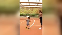 CNNE 1017755 - serena williams y el adorable juego de tenis con su hija