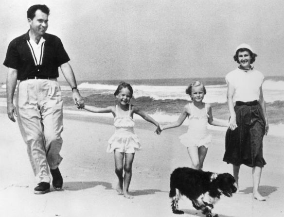Richard Nixon (1969 – 1974) con su familia y su cocker spaniel llamado Checkers. Crédito: de Fox Photos / Getty Images