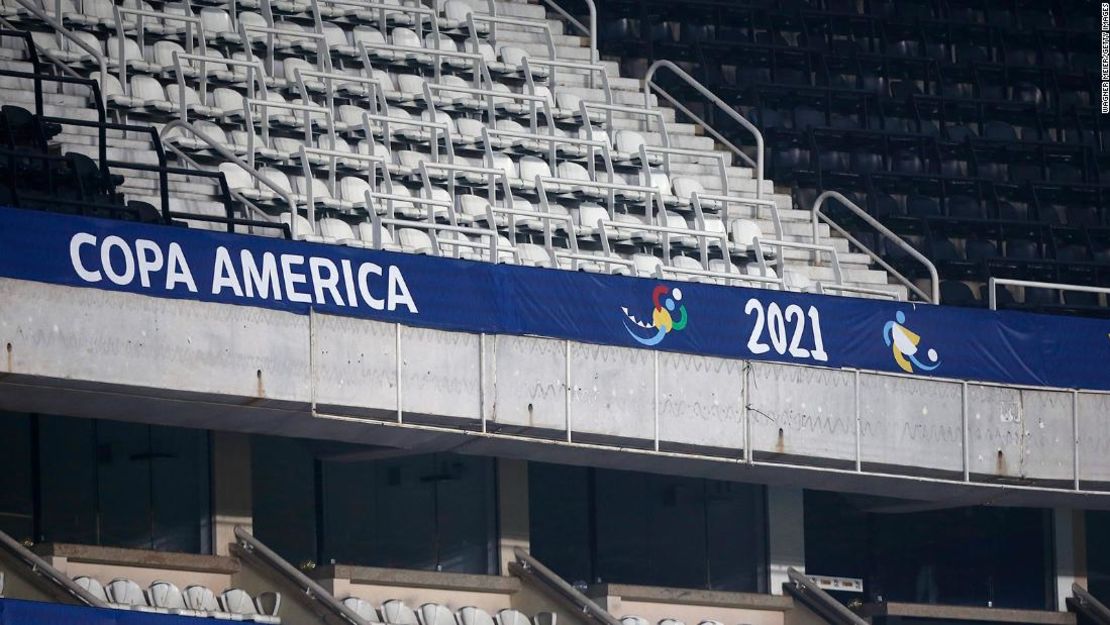 Graderías vacías ya que no se permiten espectadores debido a las restricciones por el covid-19 durante un partido de la Copa América en Río de Janeiro.