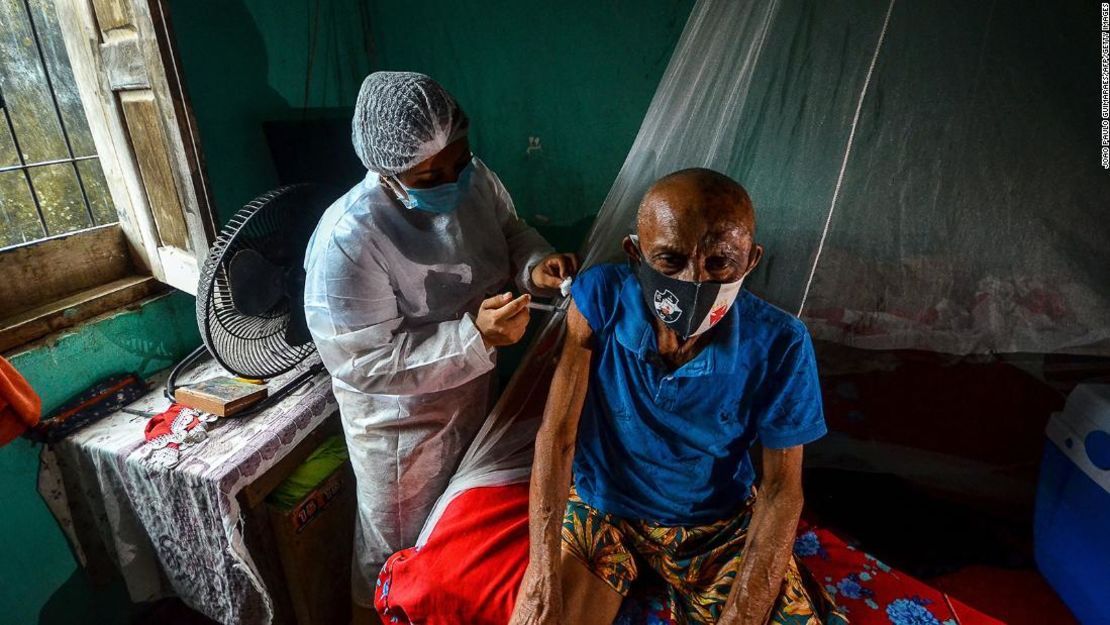 Un hombre es vacunado contra el covid-19 por un trabajador de la salud en un área remota de Moju, estado de Pará, Brasil, el 16 de abril de 2021.