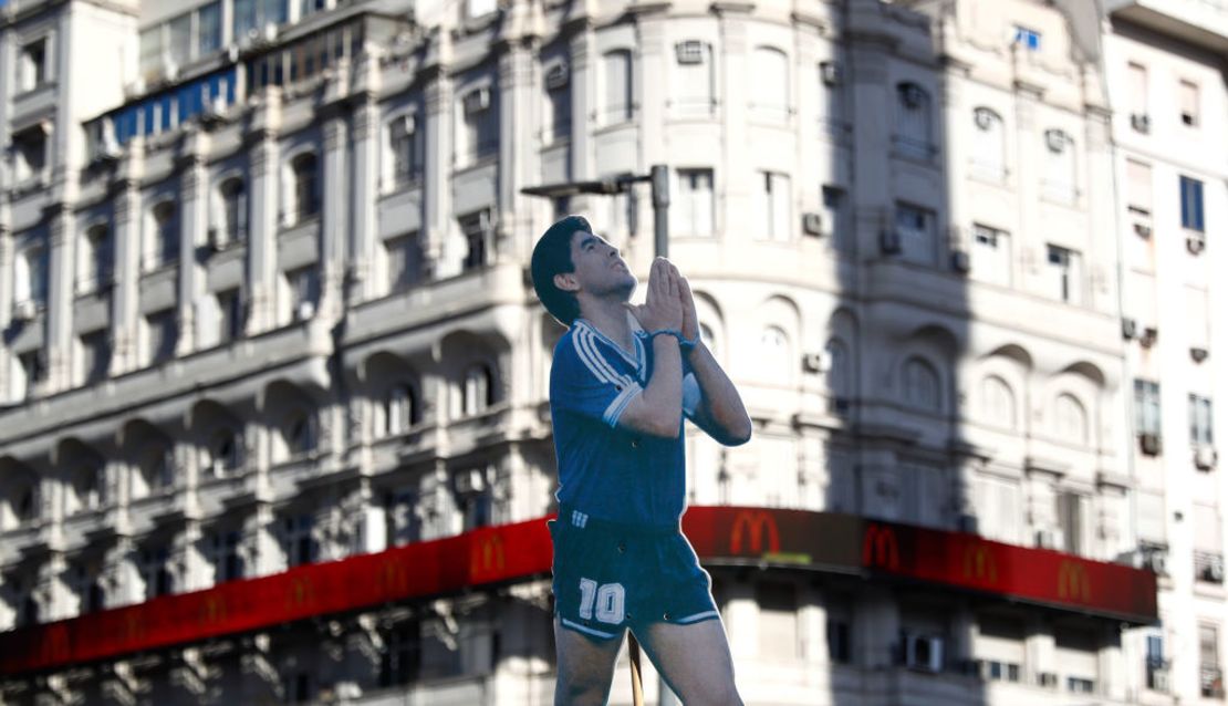 Una imagen de cartón de Diego Maradona es sostenida durante una manifestación para exigir una investigación y justicia después de la muerte de Diego Maradona el 10 de marzo de 2021 en Buenos Aires, Argentina. Crédito: Marcos Brindicci / Getty Images