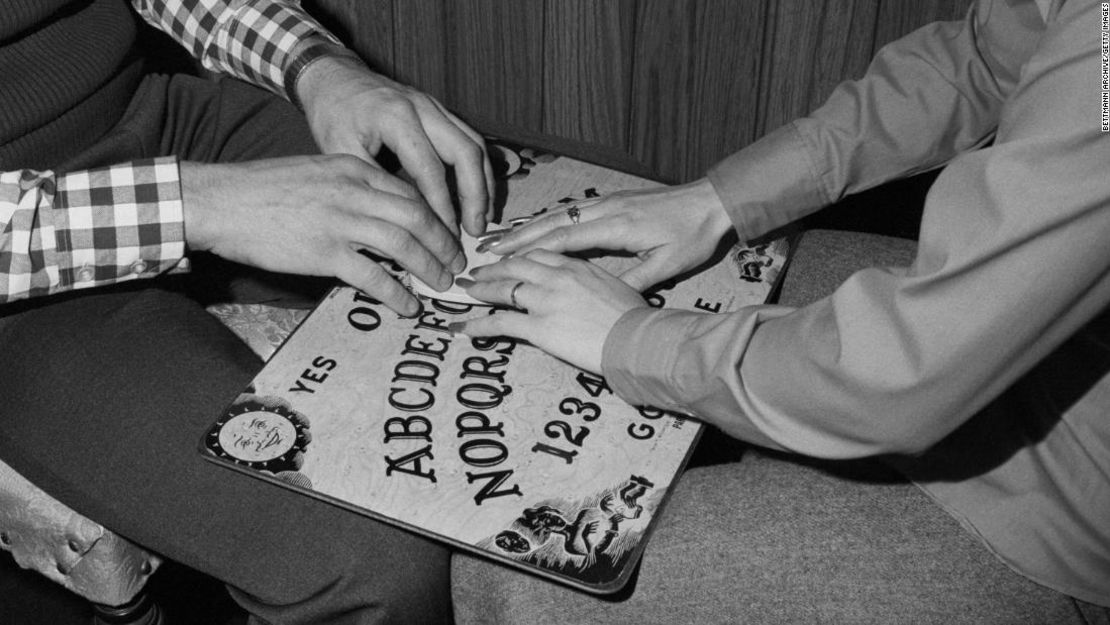 Después de tragedias masivas como guerras, muchos estadounidenses han recurrido a las tablas de ouija en un intento de contactar con los seres queridos fallecidos.