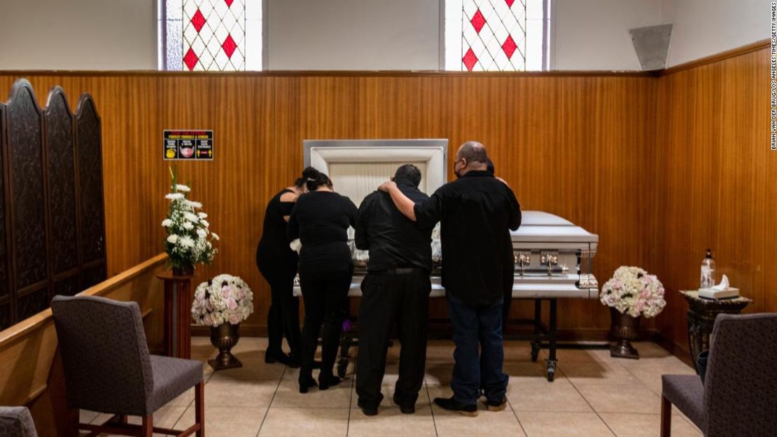 Miembros de una familia se reúnen para velar a un pariente fallecido en la funeraria Continental el 20 de diciembre de 2020 en el este de Los Ángeles.