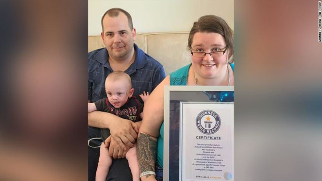 Richard y sus padres con el certificado de los Guinness World Records.