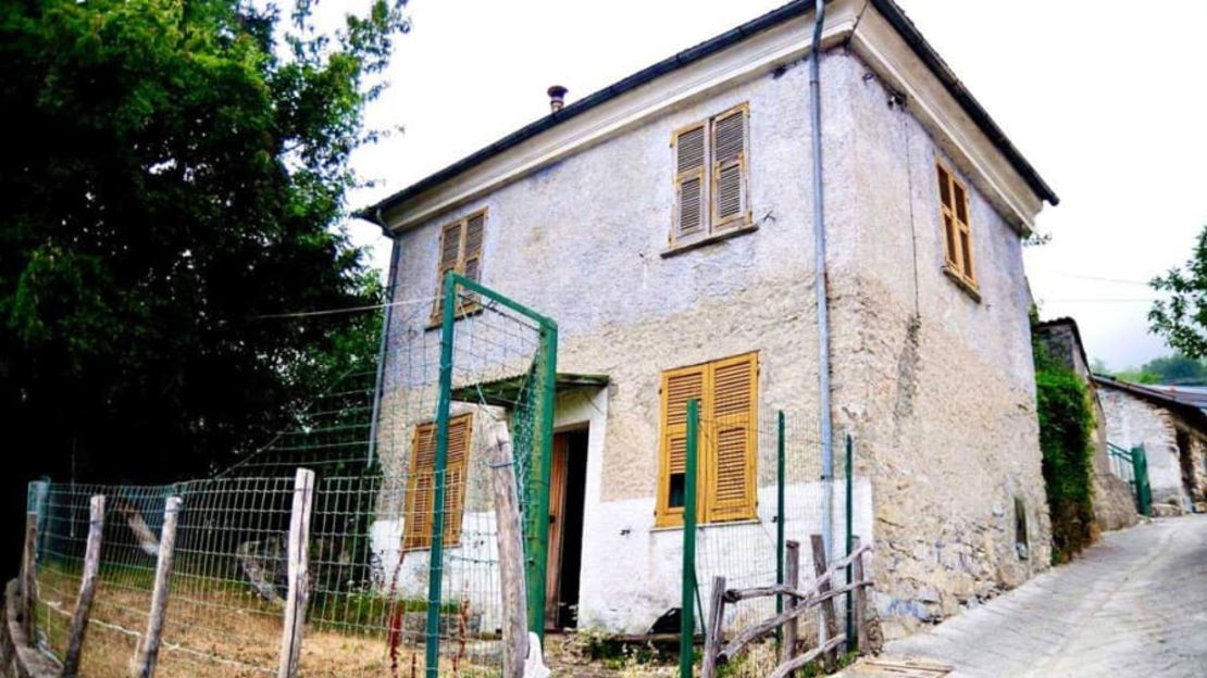 Antigua escuela: Roy Patrick, un fanático de los automóviles y las motocicletas de 67 años de Oxford, Inglaterra, compró esta antigua escuela en desuso por US$ 16.000. Cortesía de Roy Patrick