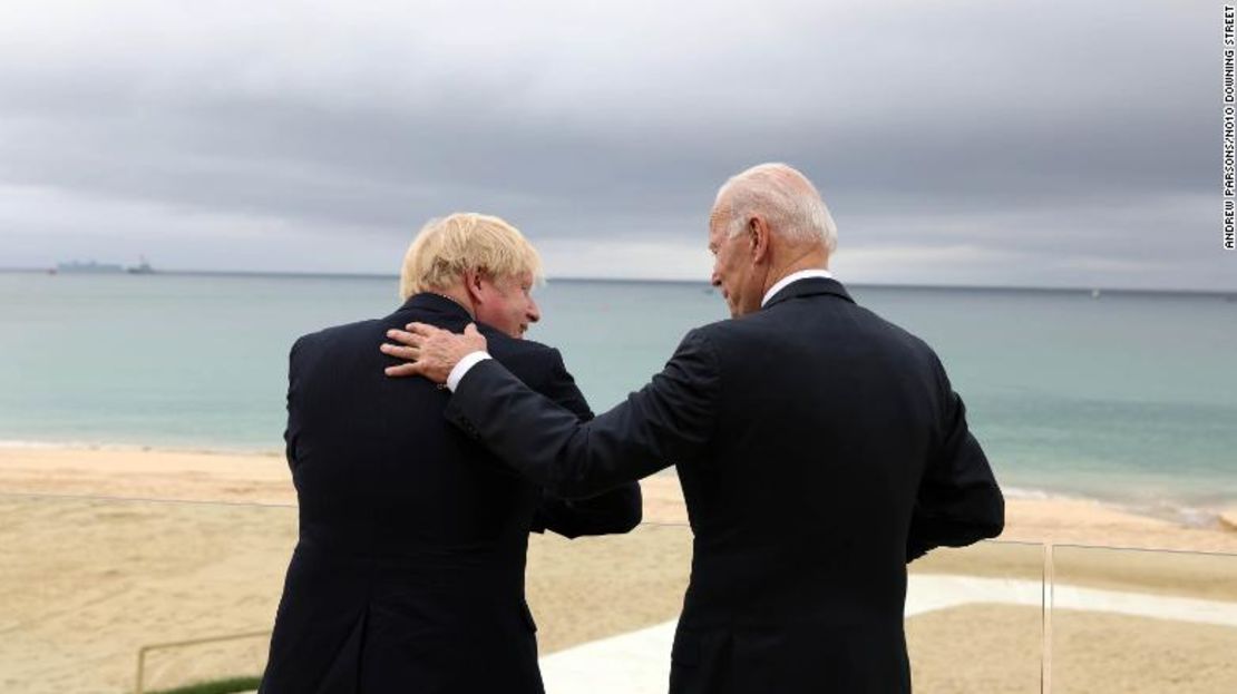 El primer ministro del Reino Unido, Boris Johnson, y el presidente de Estados Unidos, Joe Biden, conversan en Carbis Bay, Cornualles, antes de la cumbre del G7.