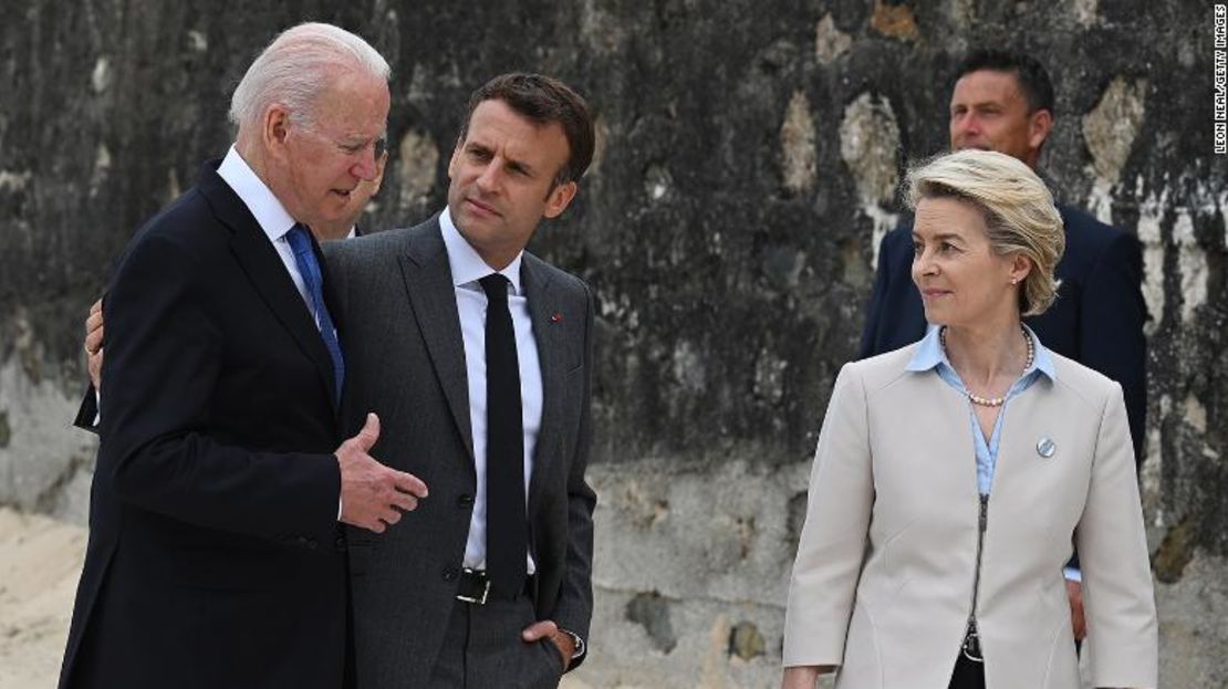 El presidente de Estados Unidos, Joe Biden, el presidente de Francia, Emmanuel Macron, y la presidenta de la Comisión Europea, Ursula von der Leyen, hablan tras la inauguración de la cumbre del G7.