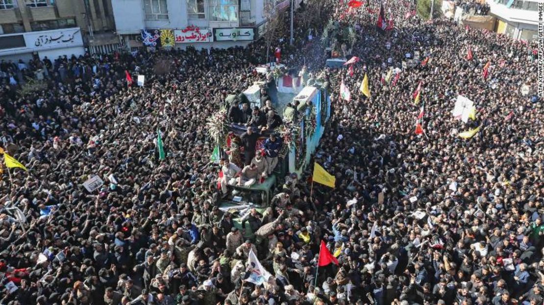 Dolientes iraníes se reúnen alrededor de un vehículo que transporta el féretro del general de alto rango Qasem Soleimani durante la última etapa de las procesiones funerarias, en su ciudad natal Kerman el 7 de enero de 2020.