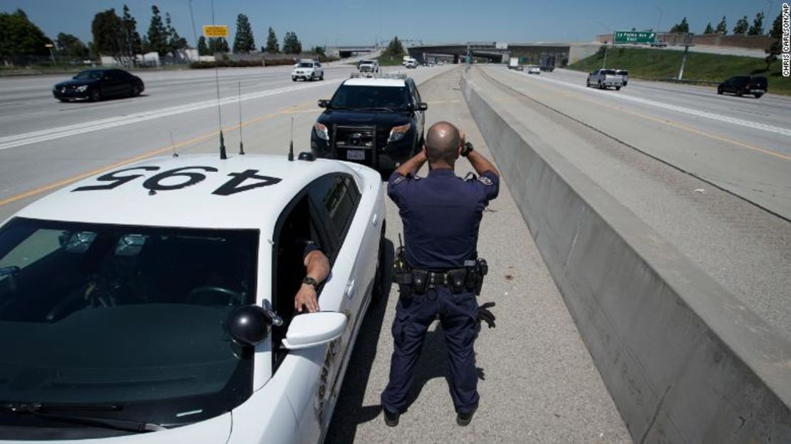 El policía de carreteras de California Matthew Musselmann utiliza una pistola láser para detectar a los conductores que van con exceso de velocidad en la Interestatal 5 el 23 de abril de 2020, en Anaheim.