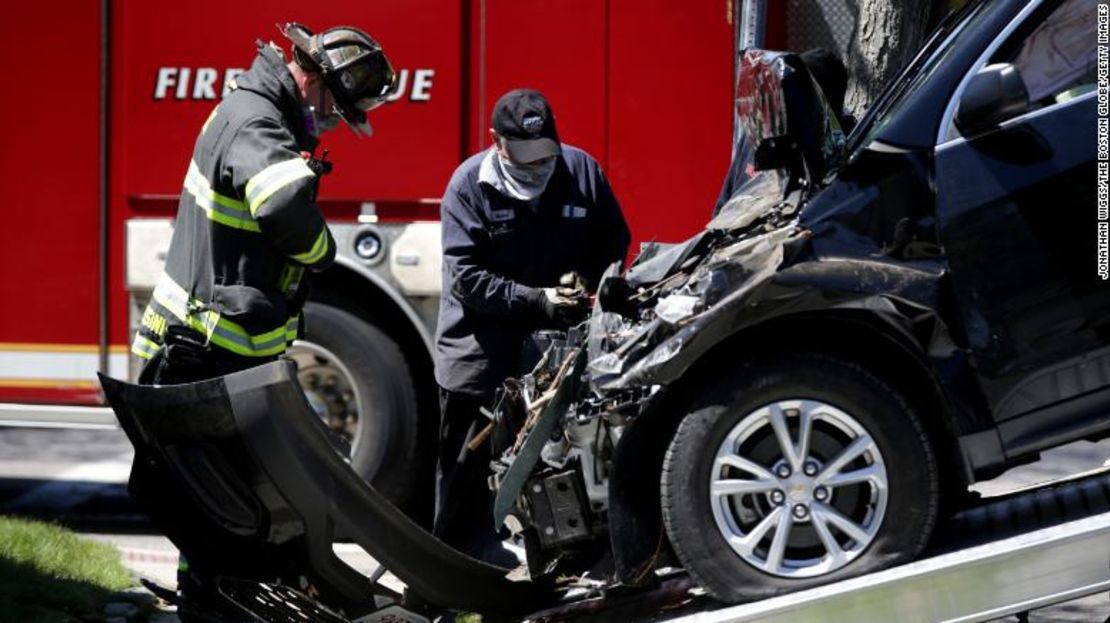 Un coche es retirado por la grúa tras chocar contra una vivienda en Quincy, Massachusetts, el 13 de mayo de 2020.